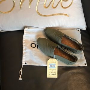 New TOMS Canvas Classics - Women’s size 7.5